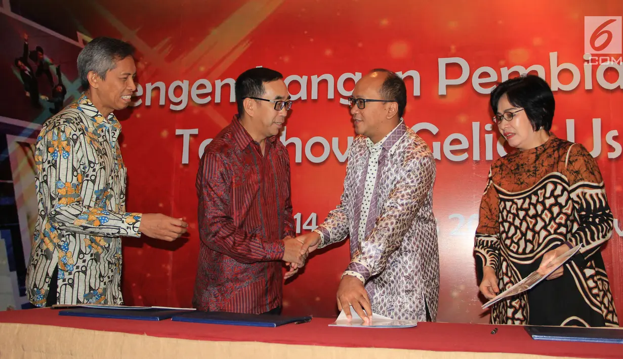 (ki-ka) Deputi Komisioner Pengawas IKNB OJK Edy Setiadi, Ketua Umum APPI Suwandi Wiratno, Ketua Umum Hippi Suryani Motik dan Ketum Kadin Rosan Roeslani usai menanda tangani MOU antara APPI-Kadin-Hippi di Jakarta (14/8).(Liputan6.com/Helmi Afandi)