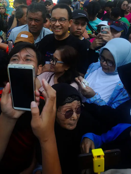 Anies Baswedan bersama istrinya tiba di kawasan Bundaran Hotel Indonesia sekitar pukul 07.30 WIB. (merdeka.com/Arie Basuki)