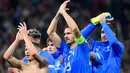 Para pemain Italia merayakan kemenangan mereka atas Hungaria pada akhir pertandingan sepak bola UEFA Nations League di Puskas Arena, Budapest, Hungaria, 26 September 2022. Italia berhasil mengalahkan Hungaria dengan skor 2-0. (Tamas Kovacs/MTI via AP)