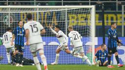 Dua gol Inter Milan masing-masing dicetak Denzel Dumfries dan Lautaro Martinez. Bologna memaksakan hasil imbang lewat aksi Santiago Castro dan Emil Holm. (AP Photo/Luca Bruno)