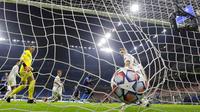 Striker Inter Milan, Romelu Lukaku, mencetak gol ke gawang Borussia Moenchangladbach pada laga Liga Champions di Stadion Giuseppe Meazza, Kamis (22/10/2020). Kedua tim bermain imbang 2-2. (AP/Luca Bruno)