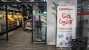 Spanduk yang mengidentifikasi produk lokal dipajang di pintu masuk sebuah supermarket di Ramallah di Tepi Barat yang diduduki, sebagai bagian dari kampanye yang lebih luas yang mendesak warga Palestina untuk memboikot produk Israel dan membeli barang-barang buatan lokal, Selasa (26/12/2023). (Jaafar ASHTIYEH / AFP)