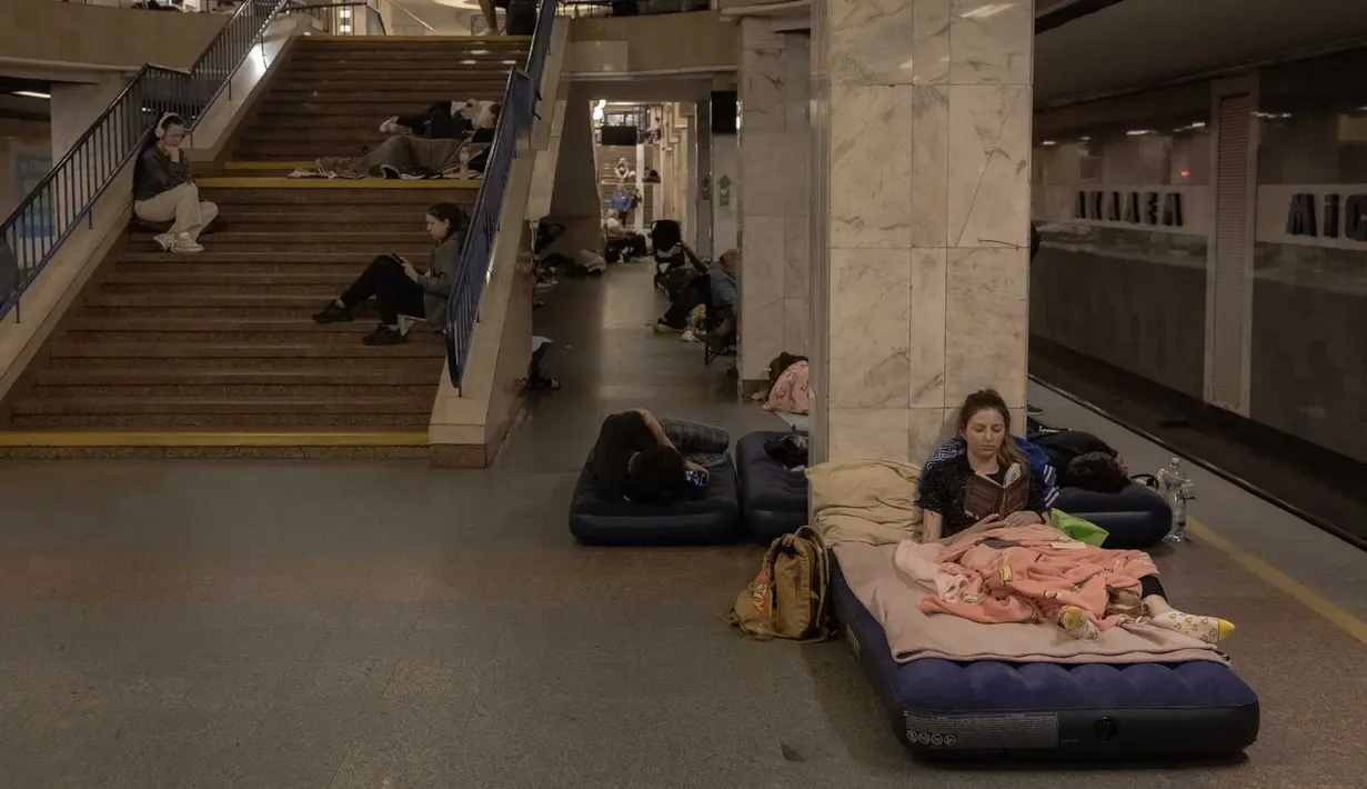 Sejumlah orang memilih untuk berlindung di stasiun metro selama serangan udara Rusia di Kyiv pada 21 Agustus 2025, di tengah invasi Rusia ke Ukraina. (Roman PILIPEY/AFP)