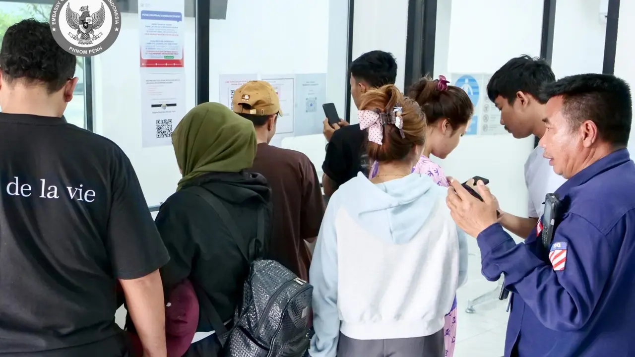 Warga Negara Indonesia (WNI) melapor langsung ke KBRI Phnom Penh untuk meminta bantuan kepulangan ke Indonesia menyusul operasi besar-besaran Pemerintah Kamboja terhadap pusat penipuan online di berbagai wilayah.
