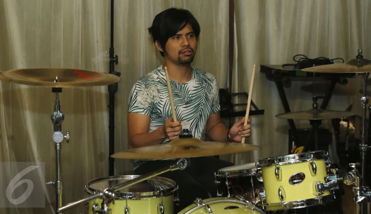 Bassist GIGI, Hendy disela proses rekaman soundtrack sinetron Ramadan "Para Pencari Tuhan Jilid 10" di Base Camp GIGI, Jakarta, Senin (9/5) malam. GIGI dipercaya untuk menggarap single bertajuk Gerbang Rahmat. (Liputan6.com/Herman Zakharia)