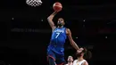 Pemain basket asal Amerika Serika Kevin Wayne Durant melewati pemain Spanyol Ricard Rubio dalam pertandingan bola basket perempat final putra pada Olimpiade Tokyo 2020 di Saitama Super Arena, Jepang, Selasa (3/8/2021). (Foto: AFP/Aris Mesinis)