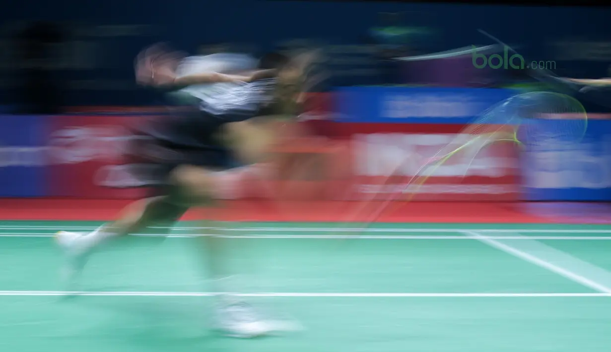 Aksi Khosit Phetpradab susah payah mengembalikan kok ke arah Tommy Sugiarto pada babak pertama Indonesia Open 2018 di Istora Senayan, Jakarta, (4/6/2018). Tommy menang 20-22 21-10 21-16.  (Bola.com/Nick Hanoatubun)