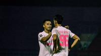 Kapten Persikabo 1973, Manahati Lestusen memberikan semangat kepada Ryan Kurnia yang menjadi eksekutor penalti. Ryan Kurnia sukses menjadi eksekutor dan membawa Persikabo 1973 memenangkan pertandingan melawan PSM Makassar dalam lanjutan babak penyisihan Grup D Piala Presiden 2022 di Stadion Kanjuruhan, Kabupaten Malang, Rabu (15/6/2022). (Bola.com/Nandang Permana)