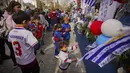 Lingkungan sekitar Avenida 8 de Octubre di ibu kota Uruguay dicat dengan warna biru dan merah Nacional. (AP Photo/Matilde Campodonico)