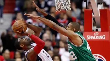 Pemain Washington Wizards, John Wall (2) berusaha memasukan bola dari kawalan pemain Boston Celtics, Al Horford di gim keenam semifinal wilayah timur Playoffs NBA 2017 di Washington (12/5). Wizards menang atas Celtics 92-91. (AP Photo / Alex Brandon)