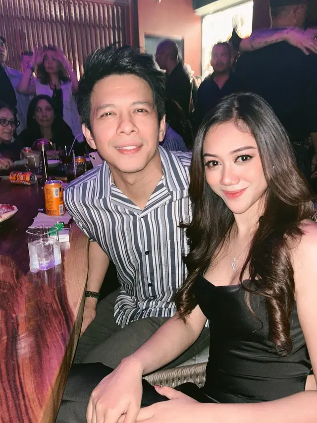 Ariel dan penyanyi perempuan