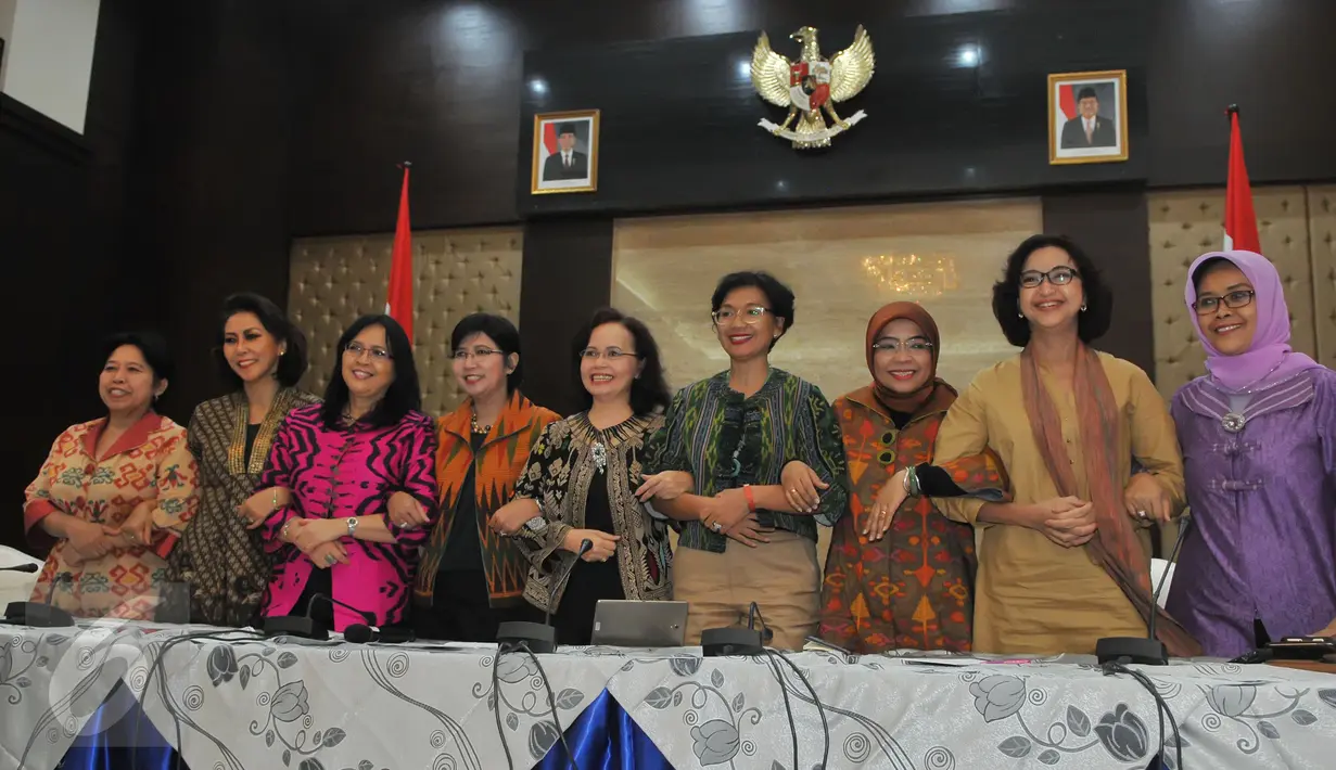 Pansel KPK berpose bersama usai mengumumkan para calon yang mendaftar menjadi pimpinan KPK, Jakarta, Sabtu (4/7/2015). Pansel KPK mengumumankan sebanyak 194 pendaftar yang lolos seleksi tahap awal. (Liputan6.com/Herman Zakharia)