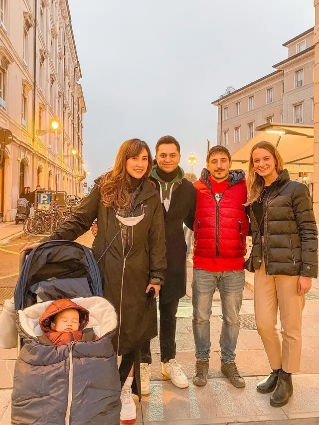 Tampil Gaya dengan Baby Cesco, Ini 7 Potret Liburan Louise Anastasya Saat di Italia