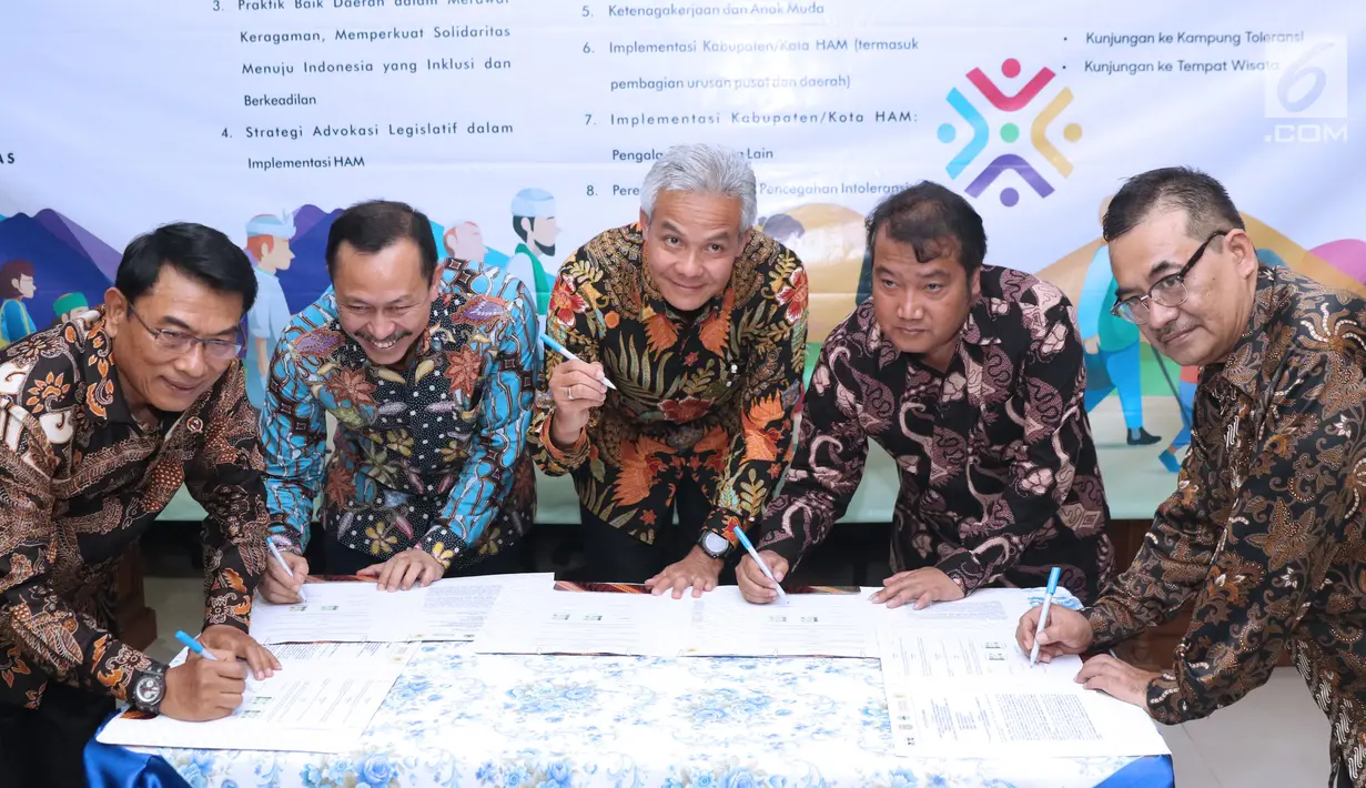 Ketua Komnas HAM Ahmad Taufan Damanik (kedua kiri) bersama empat pimpinan lembaga menandatangani MoU Festival HAM Indonesia di Jakarta, Rabu (3/10). Festival HAM Indonesia akan berlangsung di Wonosobo, 13-15 November. (Liputan6.com/Helmi Fithriansyah)