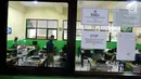 Petugas mengecek kesiapan laptop dan ruang untuk Ujian Nasional Berbasis Komputer di SMP N 34 Pademangan, Jakarta Utara, Minggu (22/4). UNBK SMP 2018 akan berlangsung mulai besok Senin (23/4). (Liputan6.com/Johan Tallo)