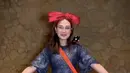 Luna Maya juga tampil dengan kostum Kiki Delivery Service, lengkap dengan mini dress navy, bando pita dan sling bag merah. [@lunamaya]