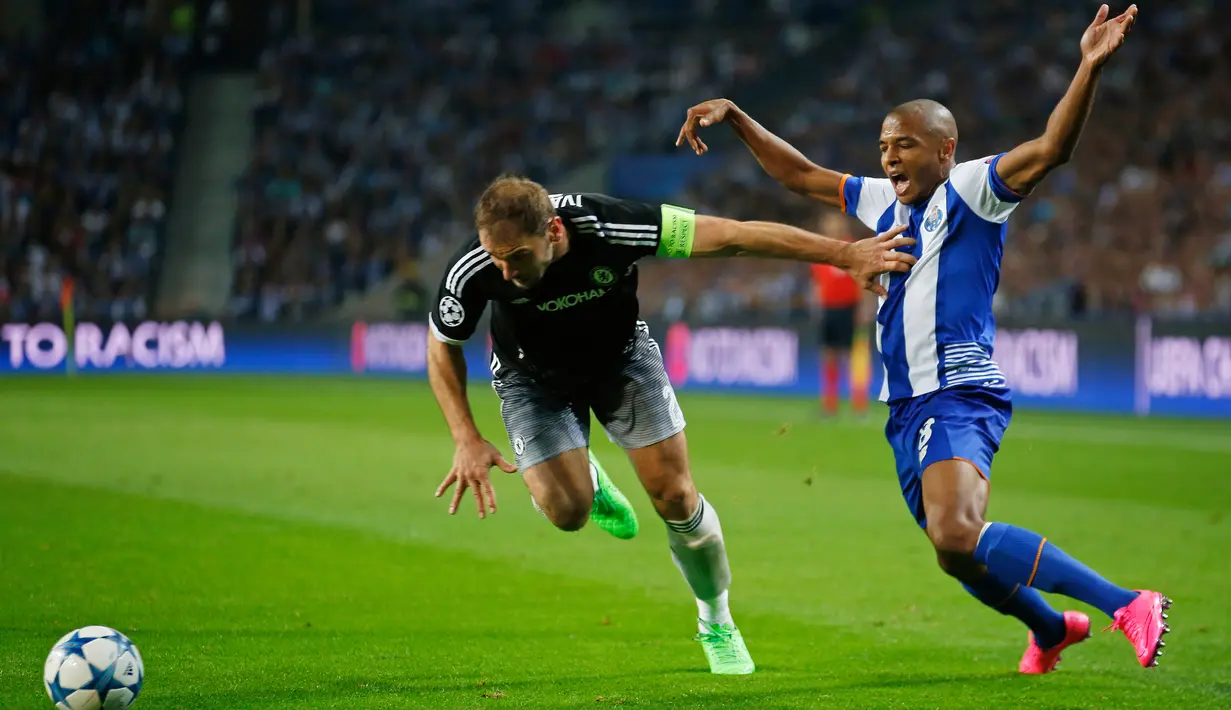 Bek Chelsea, Branislav Ivanovic (kiri) berusaha mengejar bola dari kejaran gelandang porto pada laga Liga Champions di Stadion Dragao, Portugal Rabu (30/9/2015). Porto Menang atas Chelsea dengan skor 2-1. (Reuters/Rafael Marchante)
