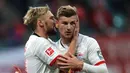 Gelandang RB Leipzig, Emil Forsberg, merayakan gol yang dicetaknya ke gawang Bayern Munchen pada laga Bundesliga 2019/20 di Leipzig, Sabtu (14/9). Kedua klub bermain imbang 1-1. (AFP/John Macdougall)