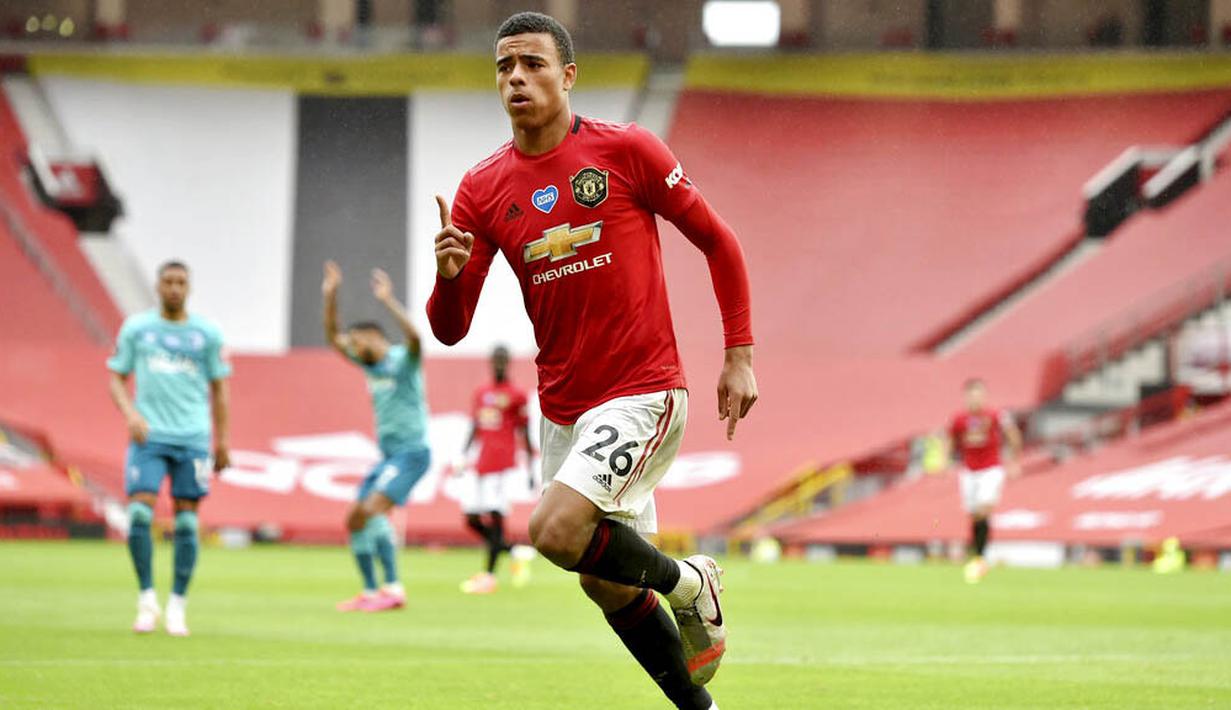 Pemain Manchester United, Mason Greenwood, melakukan selebrasi usai membobol gawang Bournemouth pada laga Premier League di Stadion Old Trafford Sabtu (4/6/2020). Manchester United menang 5-2 atas Bournemouth. (AP/Peter Powell)