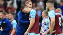 Pada akhir musim 2021/2022 Burnley menjadi satu dari tiga klub yang terdegradasi dari Premier League ke Championship dengan menempati posisi ke-18 di klasemen akhir. Bermain di kasta yang lebih rendah tentu menjadi kemunduran bagi klub dan para pemain. Namun tidak demikian dengan nasib 5 pemain berikut yang ternyata masih bertahan di Premier League usai diikat oleh klub barunya. Siapa saja? Yuk disimak uraiannya. (AFP/Lindsey Parnaby)