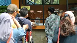 Sejumlah pengunjung mengatri tiket masuk ke Taman Margasatwa Ragunan, Jakarta Selatan, Senin (24/4). Manfaatkan libur Isra Mi'raj, warga ajak keluarga liburan di Taman Margasatwa Ragunan. (Liputan6.com/Yoppy Renato)