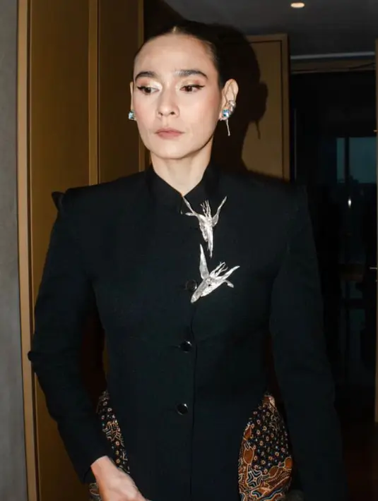 Ine juga tampil dengan gaya rambut sanggul rapinya tanpa poni. Dengan riasan mata shimmer coklat dan lipstik nudenya. Ia juga mengenakan anting-anting.  [@hagaipakan]