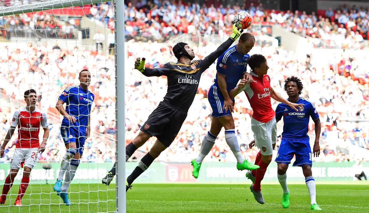 Kiper Arsenal, Petr Cech (ketiga kiri) berusaha menghalau bola dari kejaran bek Chelsea, Branislav Ivanovic pada pertandingan FA Community Shield di Wembley Stadium, Minggu (2/8/2015). Arsenal menang atas Chelsea dengan skor 1-0. (Reuters/Dylan Martinez)