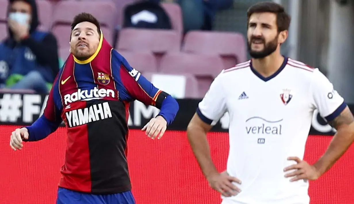 Striker Barcelona, Lionel Messi, melakukan selebrasi usai mencetak gol ke gawang Osasuna pada laga Liga Spanyol di Stadion Camp Nou,  Minggu (29/11/2020). Barca menang dengan skor 4-0. (AP/Joan Monfort)