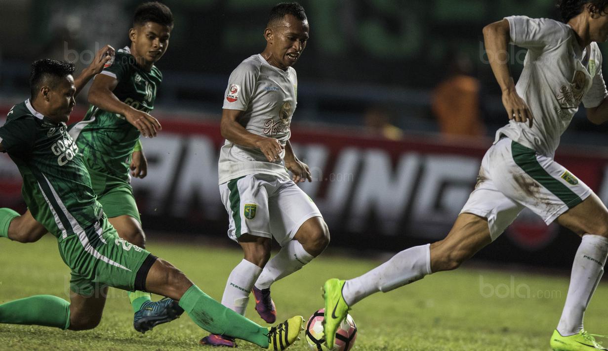 Karier sepak bola Irfan Jaya bermula dari Sekolah Sepak Bola Butta Toa Raya yang terletak di Bantaeng, Sulawesi Selatan. (Bola.com/Vitalis Yogi Trisna)