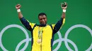 Atlet angkat besi asal Kolombia, Oscar Figueroa  tak kuasa menahan air matanya saat naik ke podium menjuarai cabang angkat besi kelas 62kg di Olimpiade Rio 2016, Brasil pada 8 Agustus 2016. (REUTERS/Yves Herman)