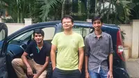 co-founders GoZoomo Arnav Kumar, Himangshu Jyoti Hazarika, and Ankit Behera (sumber: techinasia.com)