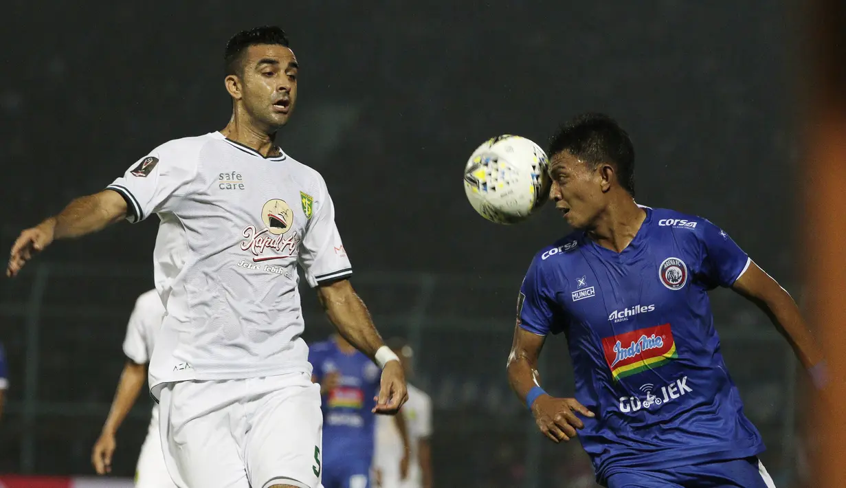 Striker Arema FC, Dedik Setiawan, saat melawan Persebaya Surabaya pada laga Piala Presiden 2019 di Stadion Kanjuruhan, Jumat (13/4). Arema FC menang 2-0 atas Persebaya. (Bola.com/Yoppy Renato)