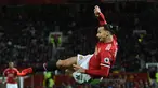 Pemain Manchester United Zlatan Ibrahimovic membuat aksi akrobatik dalam pekan ke-12 Liga Primer Inggris kontra Newcastle United di Old Trafford, Minggu (19/11). Ibra telah absen dari lapangan hijau sejak 216 hari yang lalu karena cedera. (Oli SCARFF/AFP)