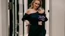 Di foto kali ini, Adele mengenakan gaun dari Carolina Herrera. Gaun one off shoulder ini dirancang dengan gelombang dan aksen belt emas [instagram/adele]