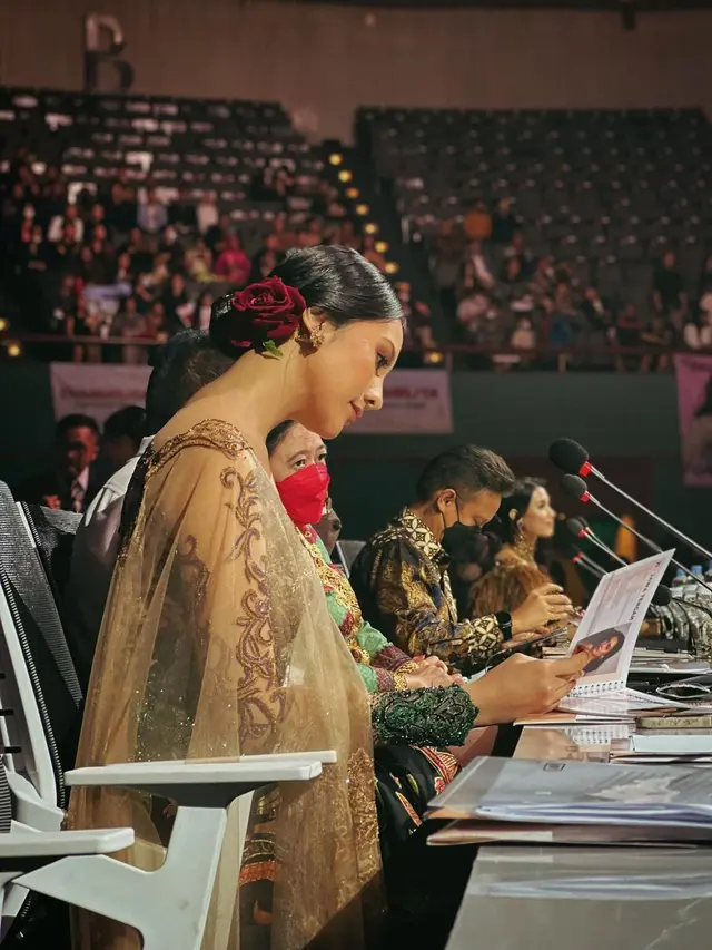 6 Potret Anya Geraldine Jadi Juri Puteri Indonesia 2022, Anggun Pakai Kebaya