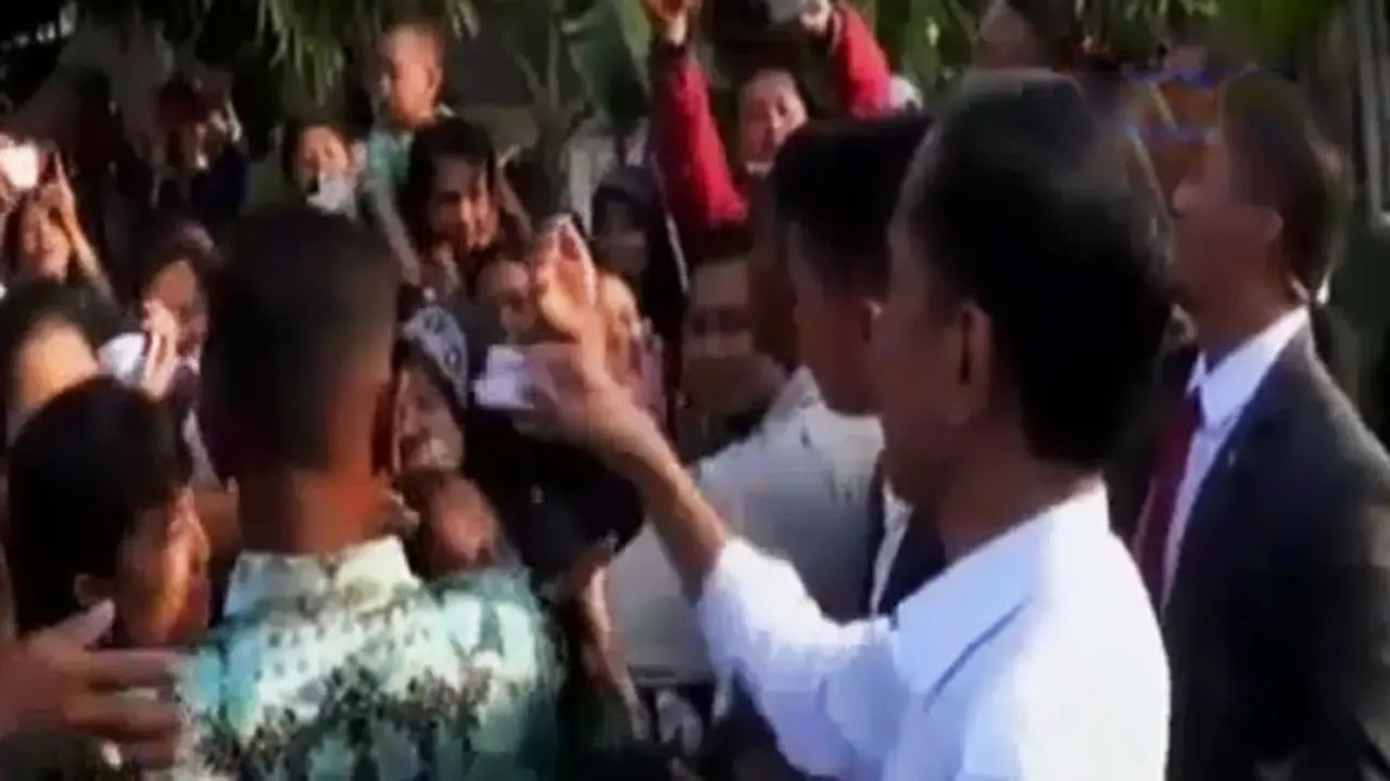 Jokowi-Bagi-Amplop