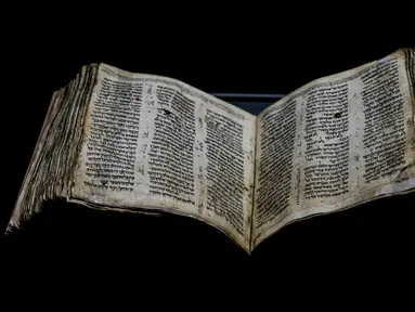 Alkitab Ibrani Codex Sassoon berusia 1.100 tahun dipajang di ANU Museum of the Jewish People di Tel Aviv untuk pameran manuskrip selama seminggu, bagian dari tur artefak di seluruh dunia di Inggris, Israel, dan Amerika Serikat sebelum penjualan, Rabu (22/3/2023).  (AP Photo/Ariel Schalit)
