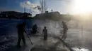 Seorang anggota klub renang es bersiap untuk berenang ke dalam air sedingin es saat suhu turun hingga minus 34 derajat celsius, di Novosibirsk, Rusia, Sabtu (26/12/2020). Saat musim dingin datang, warga di Rusia justru mendatangi air yang dingin untuk berenang. (Rostislav NETISOV/AFP)