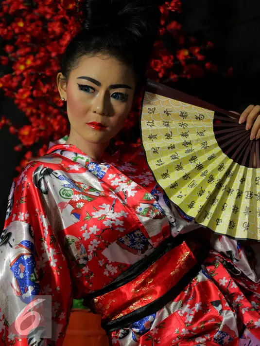 Warna merah menyala dari Kimono yang dikenakan Oshin semakin memancarkan aura kecantikannya, Jakarta, Selasa, (30/6/2015). Japanese Style menjadi pilihan Oshin saat melakukan pemotretan dengan Liputan6.com. (Liputan6.com/Faisal R Syam)