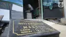 Yadi (50) mengukir batu nisan pesanan pembeli di Parakan, Pamulang, Tangerang Selatan, Banten, Jumat (18/9/2020). Kasus positif Covid-19 di Indonesia bertambah 3.891 menjadi 236.519 orang, sementara 170.774 orang dinyatakan sembuh, dan 9.336 orang meninggal dunia. (merdeka.com/Dwi Narwoko)