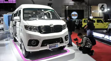 Mobil Esemka Bima EV dipamerkan pada Indonesia International Motor Show (IIMS) di Jiexpo Kemayoran, Jakarta, Kamis (16/2/2023). Mobil Esemka untuk pertama kalinya dipamerkan pada pameran otomotif IIMS. (merdeka.com/Iqbal S. Nugroho)