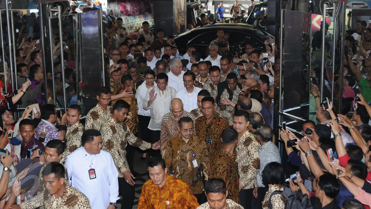 20160909-Warga Antusias Sambut Jokowi dan Duterte di Pasar Tanah Abang-Jakarta