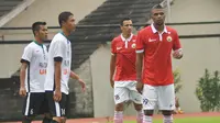 Dua pemain asal Brasil, Patrick Da Silva (depan) dan Leonardo Semiao (belakang) memborong gol kemenangan Persija Jakarta atas tim Pra PON DIY di lapangan UNY, Rabu (9/3/2016). (Bola.com/Romi Syahputra)