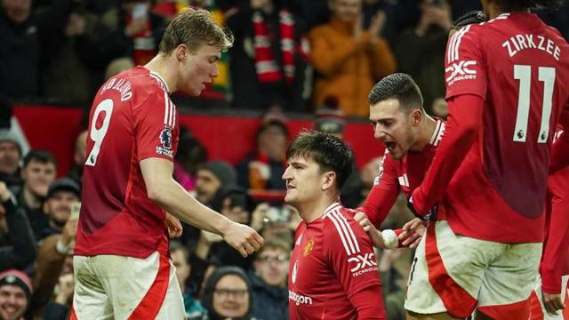 Harry Maguire merayakan gol ketiga Manchester United bersama rekan setimnya dalam laga Premier League kontra Ipswich Town, Kamis (27/2/2025) dini hari WIB. (c) AP Photo/Dave Thompson