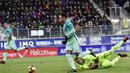 Aksi pemain FC Barcelona, Neymar Jr saat melewati kiper Eibar, Yoel Rodriguez dpada lanjutan La Liga Spanyol di Municipal de Ipurua, Eibar, (22/1/2017). Barcelona menang 4-0.(AP/Alvaro Barrientos)