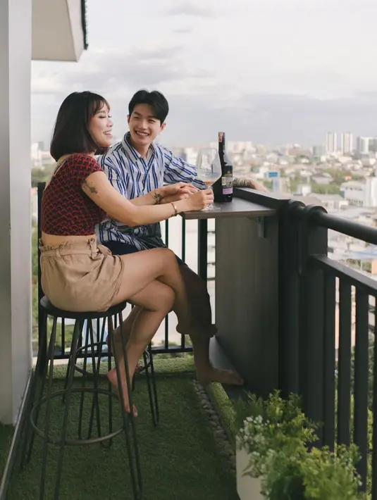 Agar momen liburan Natal dan Tahun Baru tetap terasa, sambil bergurau Moa mengatakan bahwa ia membuat salju sendiri di kediamannya. (Instagram/leejeonghoon)