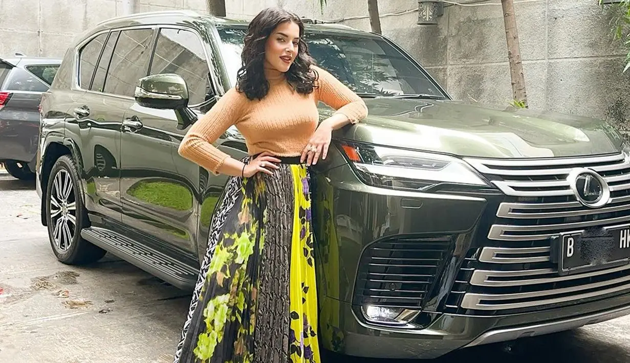 Melalui akun Instagram, Tasya Farasya tampak memamerkan mobil barunya. Mobil tersebut juga diketahui merupakan mobil impian Tasya Farasya sejak lama (Liputan6.com/IG/@tasyafarasya)