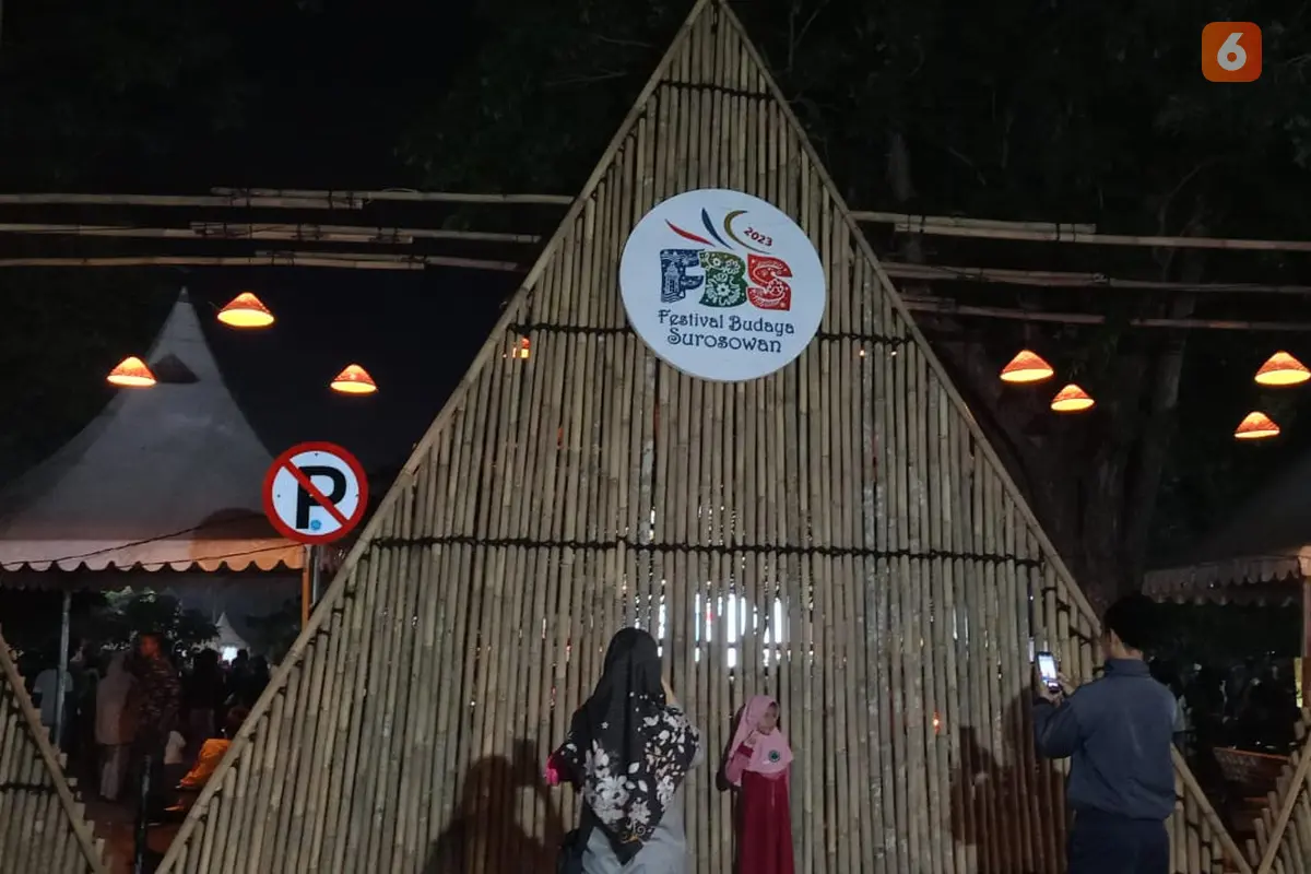 Warga berfoto di Festival Surosowan Banten. (Kamis, 12/10/2023). (Yandhi Deslatama/Liputan6.com).