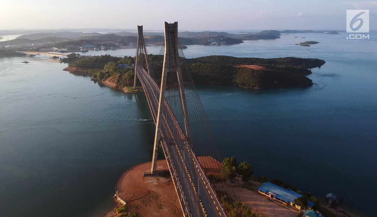 Foto udara pemandangan dari jembatan Barelang di Batam, Kepulauan Riau, Senin (7/5). Enam buah jembatan megah ini merupakan proyek vital sebagai penghubung jalur Trans Barelang yang membentang sepanjang 54 kilometer. (Liputan6.com/Arya Manggala)