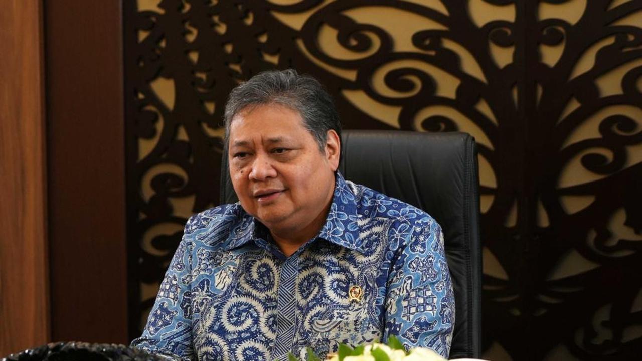 Menteri Koordinator Bidang Perekonomian Airlangga Hartarto memberikan sambutan secara virtual pada acara Rapat Kerja Nasional Perkumpulan Penggilingan Padi dan Pengusaha Beras Indonesia (PERPADI), Selasa (24/10/2023). (Dok Kemenko Perekonomian)